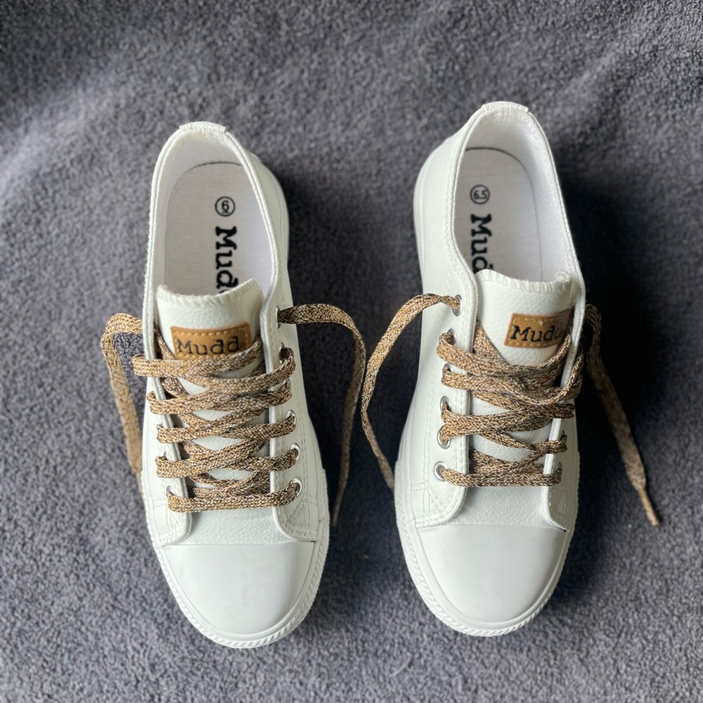 MUDD Woman’s white size 7